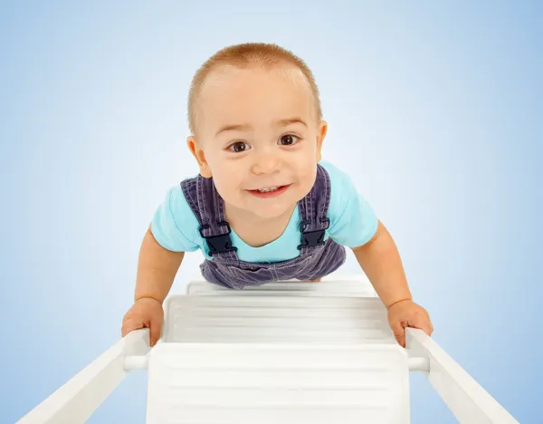 Kleiner Junge geht auf Leiter — Stockfoto