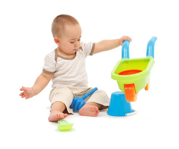 Мальчик играет с пляжными игрушками — стоковое фото