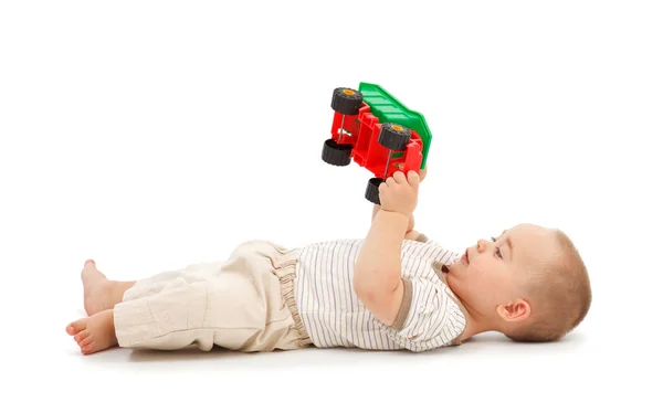 Menino brincando com carro de brinquedo de plástico — Fotografia de Stock