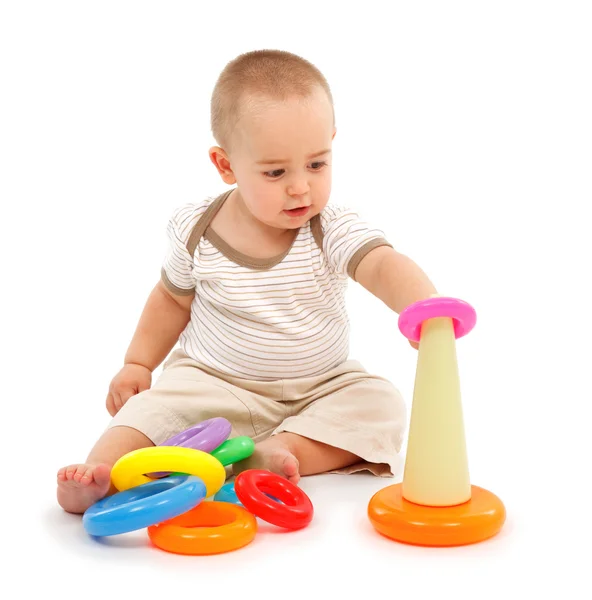 Mały chłopiec siedzi i gra — Zdjęcie stockowe