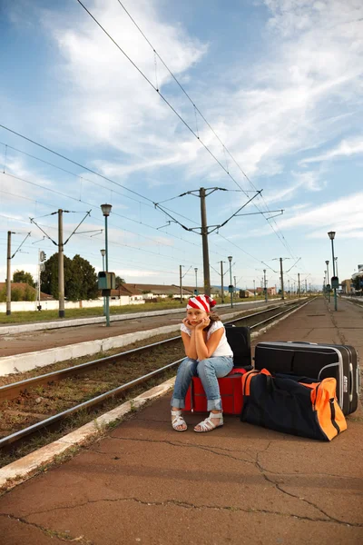 Ung flicka i järnvägsstation — Stockfoto