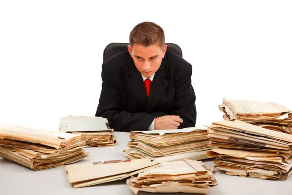 Homem olhando para muitos documentos — Fotografia de Stock