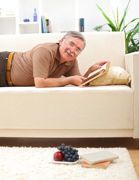 Senior homme de détente et de lecture — Photo