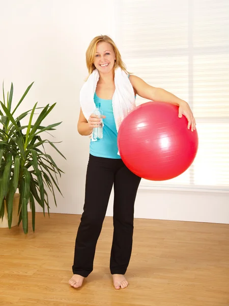 Frau hält großen roten Ball — Stockfoto