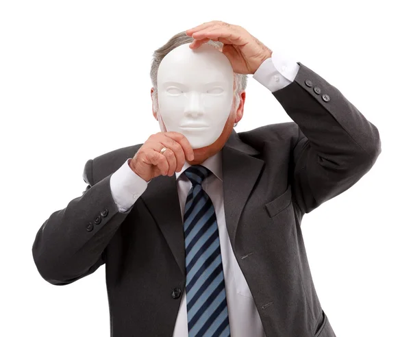 Чоловік прикриває обличчя маскою — стокове фото