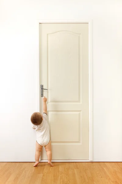 Ребенок перед дверью — стоковое фото