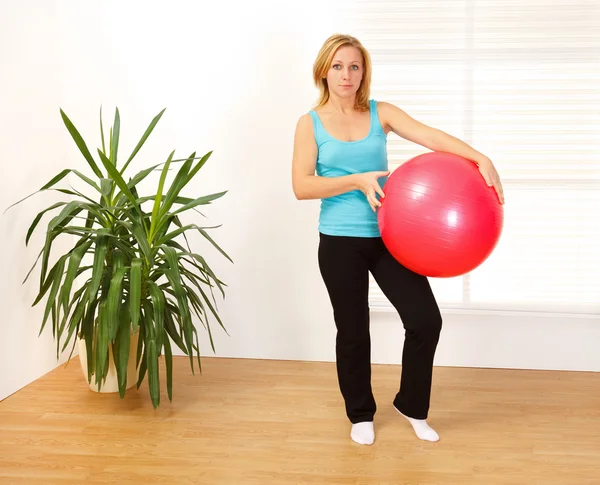 女性保持大きな赤いボール — ストック写真