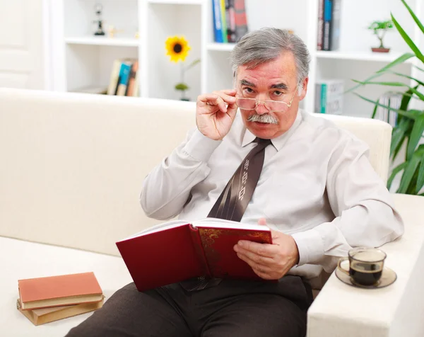 Senior man reading books — Stock Photo, Image