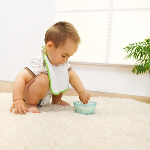 Baby boy spelen met eten — Stockfoto