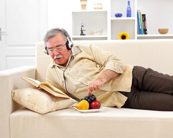 Uomo anziano relax e lettura — Foto Stock