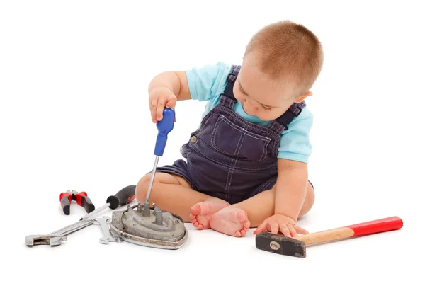 Kleiner Junge spielt mit Werkzeug — Stockfoto