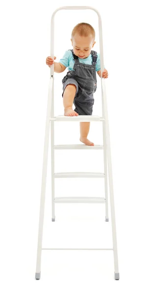 Mały chłopiec, wspinanie się na drabinki — Zdjęcie stockowe