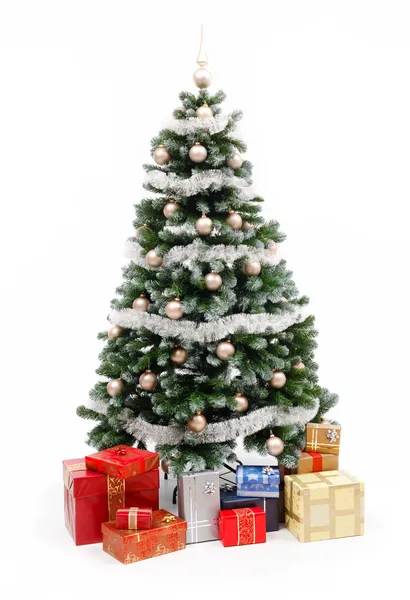 Kerstboom op wit met presenteert — Stockfoto