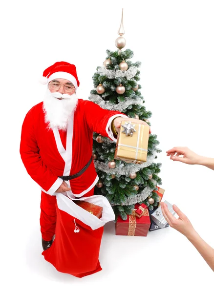 Santa claus geven een geschenk — Stockfoto