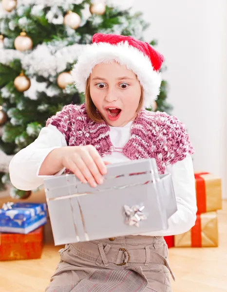 Menina com presente de Natal — Fotografia de Stock