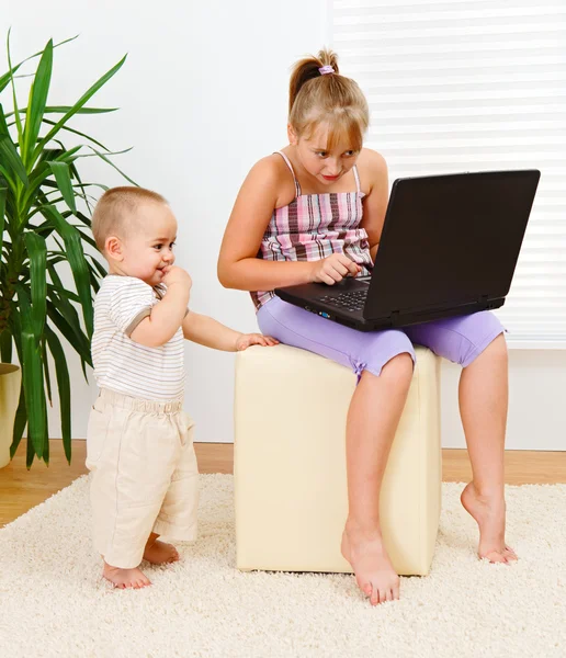 Kız ve erkek kardeş ile bilgisayar — Stok fotoğraf