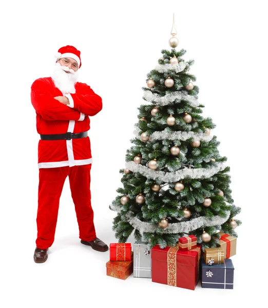Санта Клаус стоит рядом с елкой — стоковое фото