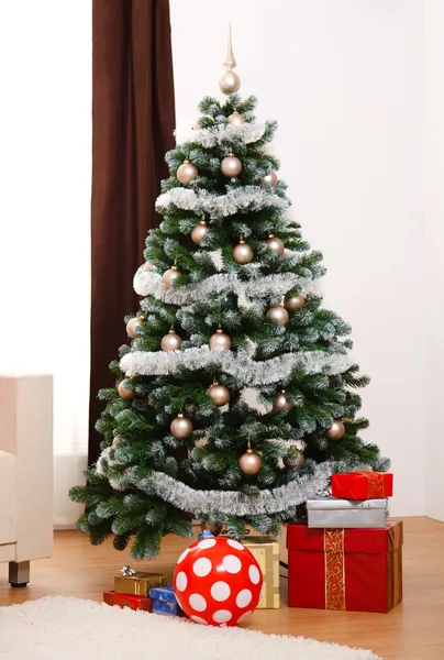 Gedecoreerde kerstboom met cadeautjes — Stockfoto