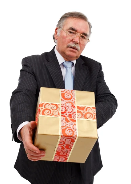 Серьезный Старший Бизнесмен Предлагает Большой Подарок — стоковое фото