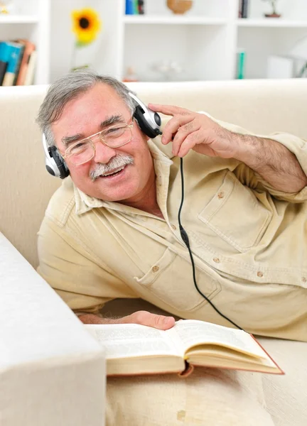 Homem idoso feliz ouvindo música — Fotografia de Stock