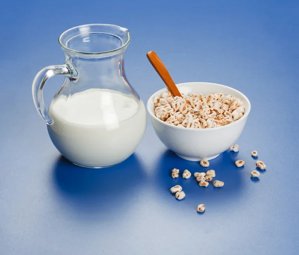 Popped wheat flakes and milk — Stock Photo, Image