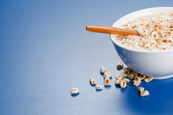 Popped wheat flakes in milk — Stock Photo, Image
