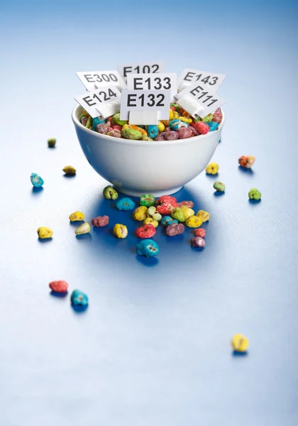 Tarwe zaden vol met levensmiddelenadditief een pop-fly — Stockfoto
