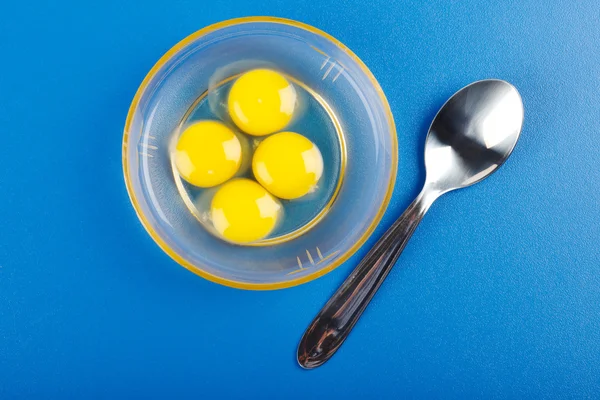 Uova di quaglia rotte e cucchiaio — Foto Stock