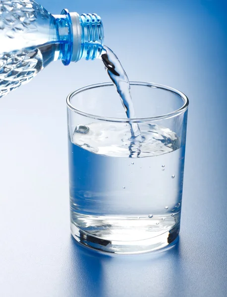 Hälla vatten i glas — Stockfoto