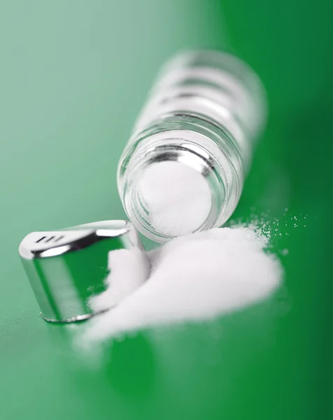 Verschüttetes Salz auf Grün — Stockfoto