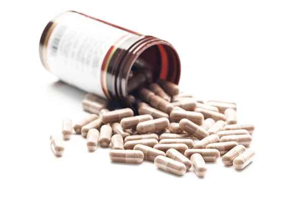 Лекарственные таблетки, выливающиеся из банки — стоковое фото