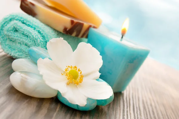 Ambiente de spa com flor e vela azul — Fotografia de Stock