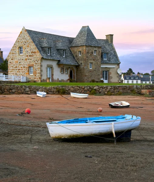 Casa antiga e barcos em uma amarração - belas paisagens ao pôr-do-sol — Fotografia de Stock
