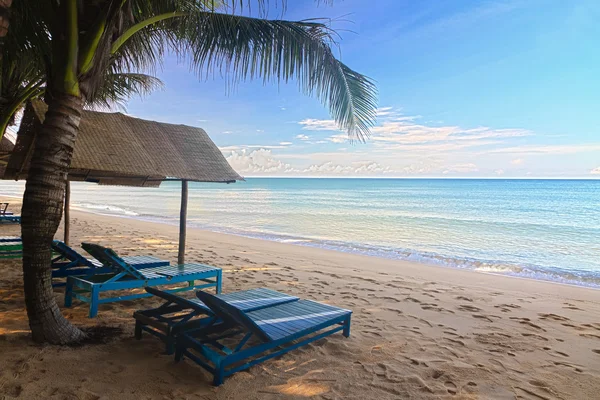 Praia de areia com espreguiçadeiras em Phu Quoc perto de Duong Dong, Vietnã — Fotografia de Stock