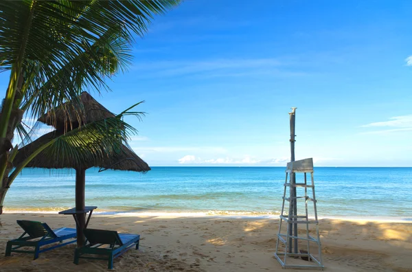 Песчаный пляж с шезлонгами, зонтиком и спасателем в Фу Куок рядом с Дуоном — стоковое фото