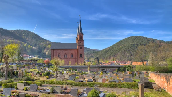 Graveyard with Church in Pfalz, Germany — Stock Photo, Image