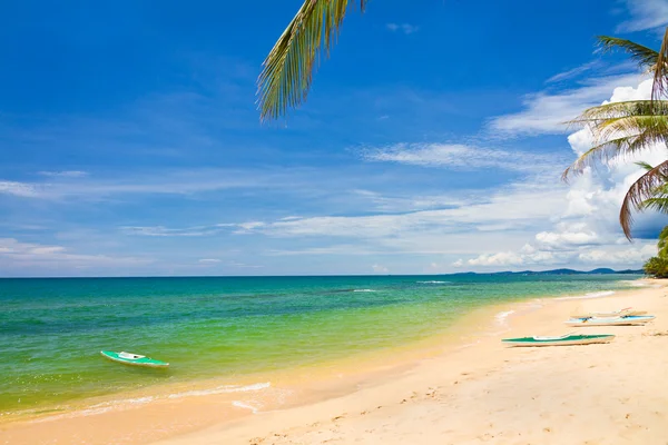 Praia de areia com canoas em Phu Quoc perto de Duong Dong, Vietnã — Fotografia de Stock