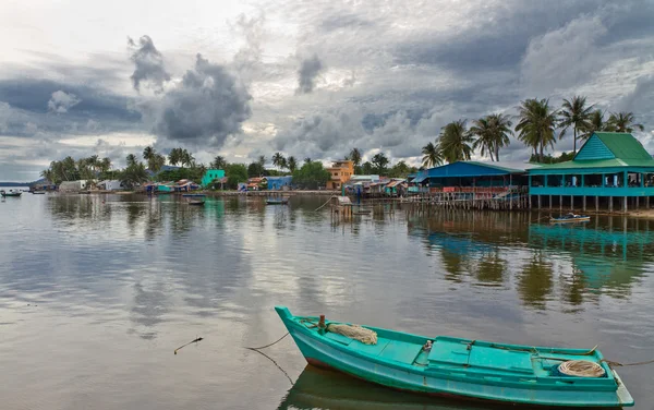 Aldeia piscatória e barco de pesca turquesa, Ham Ninh, Phu Quoc, Vietname — Fotografia de Stock