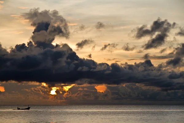 Łódź rybacka z groźne chmury nad Morze Południowochińskie w phu quoc, Wietnam — Zdjęcie stockowe