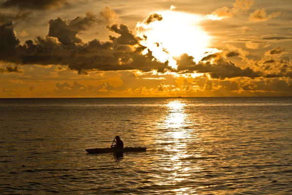 Pôr do sol no Mar da China Meridional com canoa em Phu Quoc perto de Duong Dong, Vietn — Fotografia de Stock