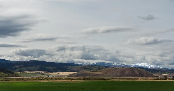 Landscape in Wyoming with snow-capped mountains — Stock Photo, Image