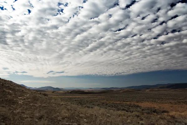 Krajina v Montaně s zamračenou oblohou — Stock fotografie