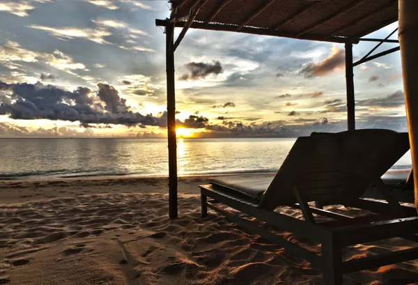 Sunset in Phu Quoc close to Duong Dong with sun bed, South China Sea, Vietn — Stock Photo, Image