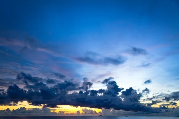 Západ slunce v Jihočínském moři s velkou oblohou a lodí, phu quoc, vietnam — Stock fotografie