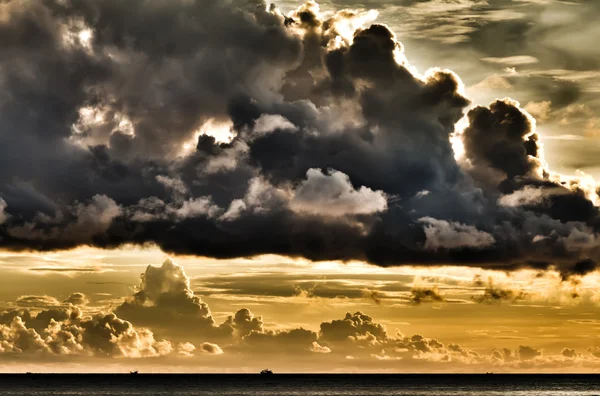 Маленький корабль с угрожающими облаками над Южно-Китайским морем в Фу Куок, Вьетна — стоковое фото