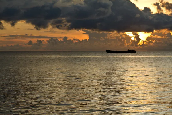 Πλοίο με απειλητικές σύννεφα πάνω από την θάλασσα της Νότιας Κίνας στο phu quoc, το Βιετνάμ — Φωτογραφία Αρχείου
