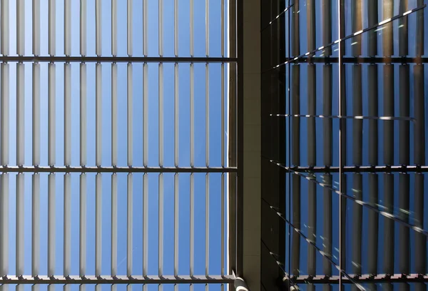 Symmetrisches Dach aus Stahl und Glas mit Licht und Schatten — Stockfoto