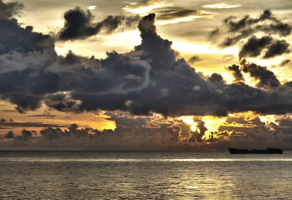 Корабль с угрожающими облаками над Южно-Китайским морем в Фу Куок, Вьетнам — стоковое фото