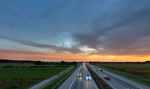 Autobahn a5 i skymningen, Tyskland — Stockfoto