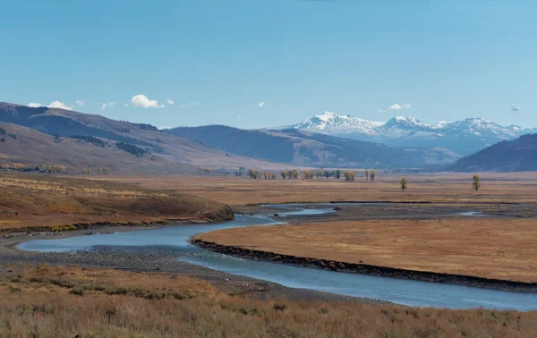 Yellowstone National Park: Gardner River with snowcapped mountains — Stock Photo, Image